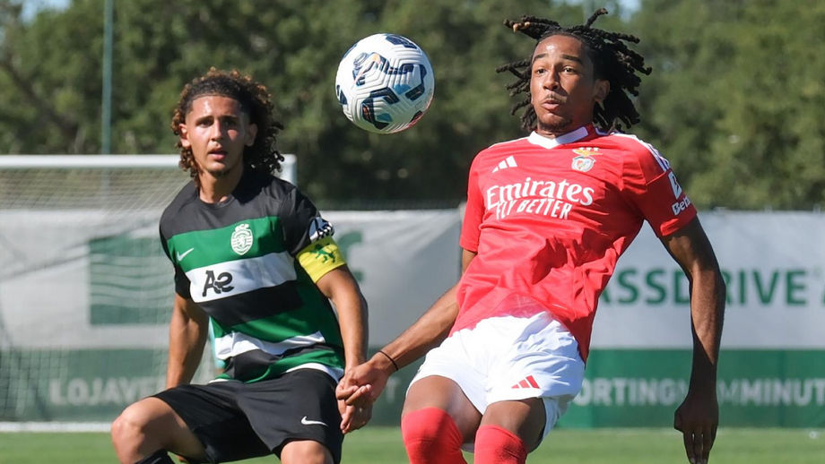 Os jogadores disputam a posse da bola no relvado no decorrer do jogo