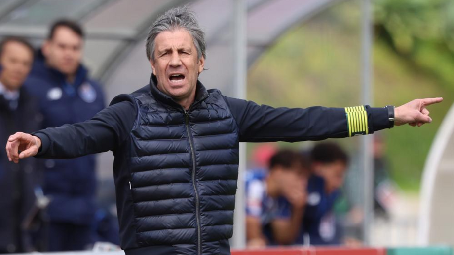 Paulo Alves gesticula durante um jogo do Mafra