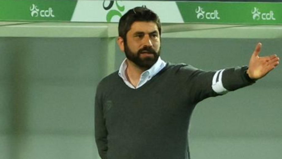 Luís Freire gesticula para os jogadores