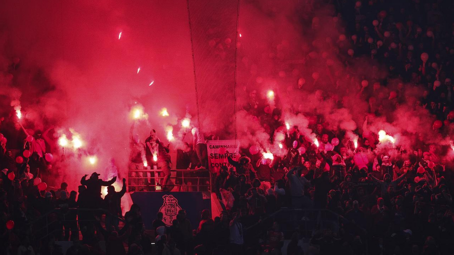 Ultras do Benfica durante o último clássico no Estádio do Dragão