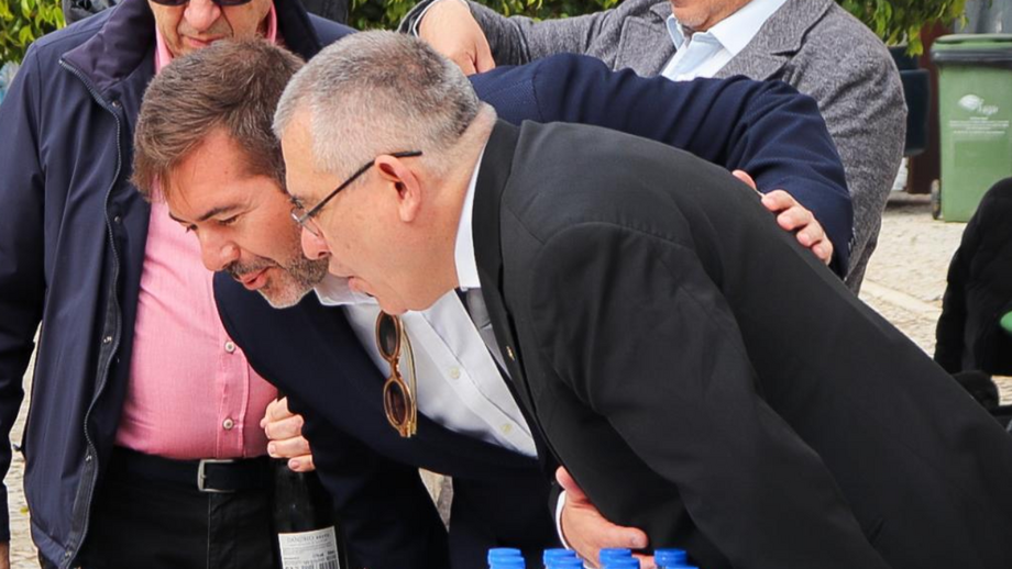 João Rodrigues (à direita), presidente do Farense, sopra as velas do 115.º aniversário do clube