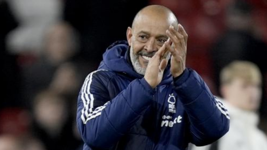 Nuno Espírito Santo festeja com os adeptos a vitória do Nottingham sobre o Manchester United