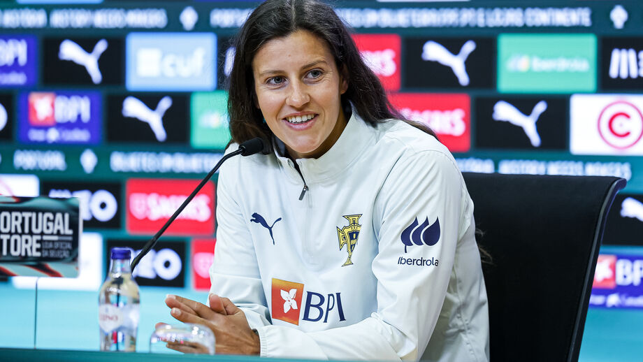 Ana Rute na sala de imprensa da Cidade do Futebol