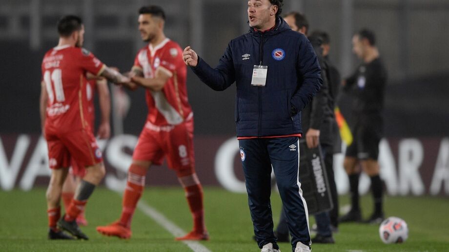 Gabriel Milito já tem experiência no banco