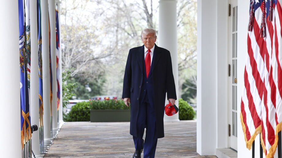 Donald Trump explica tarifas e promete biliões