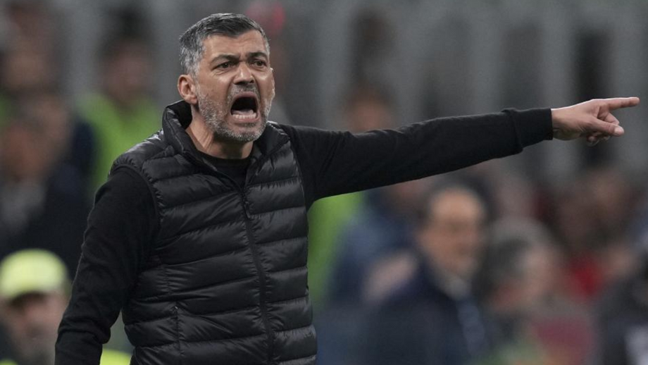 Sérgio Conceição gesticula com os jogadores durante o AC Milan-Inter, na 1.ª mão da meia-final da Taça de Itália