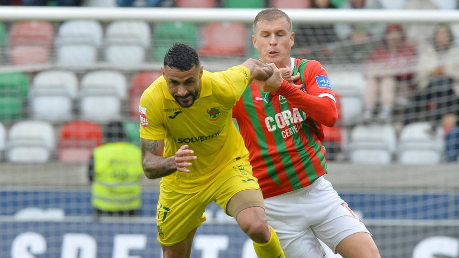 Marcos Paulo (à esquerda) durante um jogo contra o Marítimo