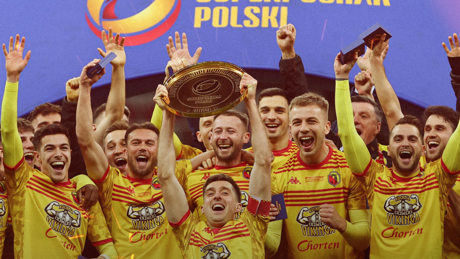 Jogadores do Jagiellonia levantam a primeira Supertaça do clube