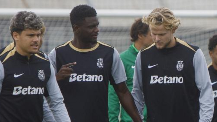Maxi Araújo (à esquerda), Diomande (ao centro) e Hjulmand (à direita) durante o treino do Sporting
