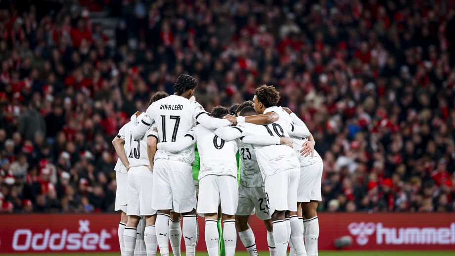 Jogadores portugueses no jogo com a Dinamarca