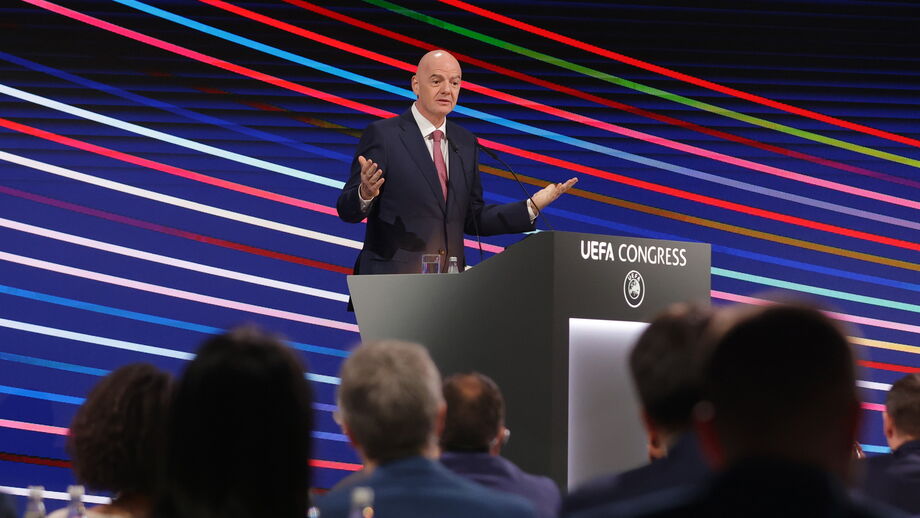 Infantino a discursar no Congresso da  UEFA em Belgrado