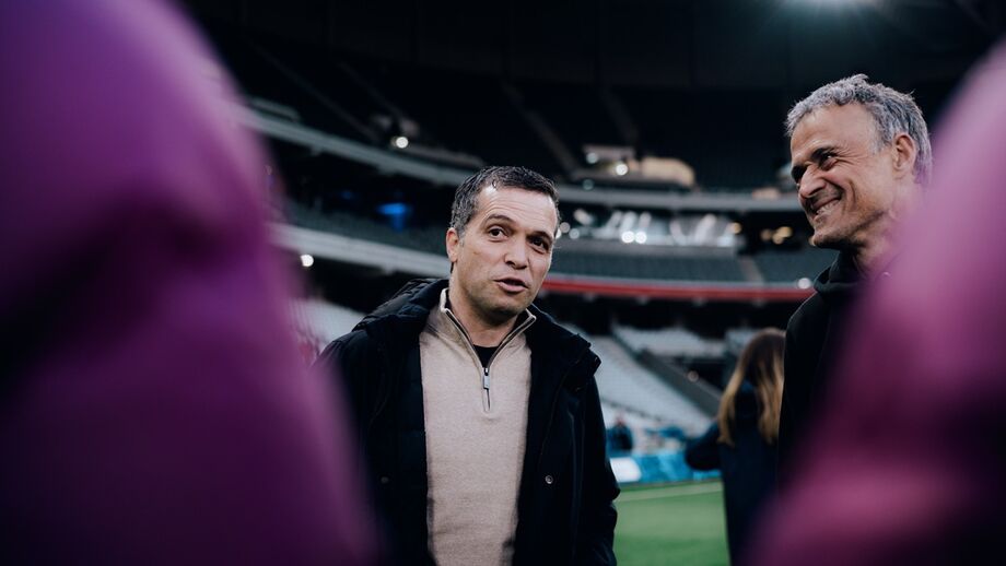 Luís Castro à conversa com o sorridente Luis Enrique, após o duelo da Taça de França