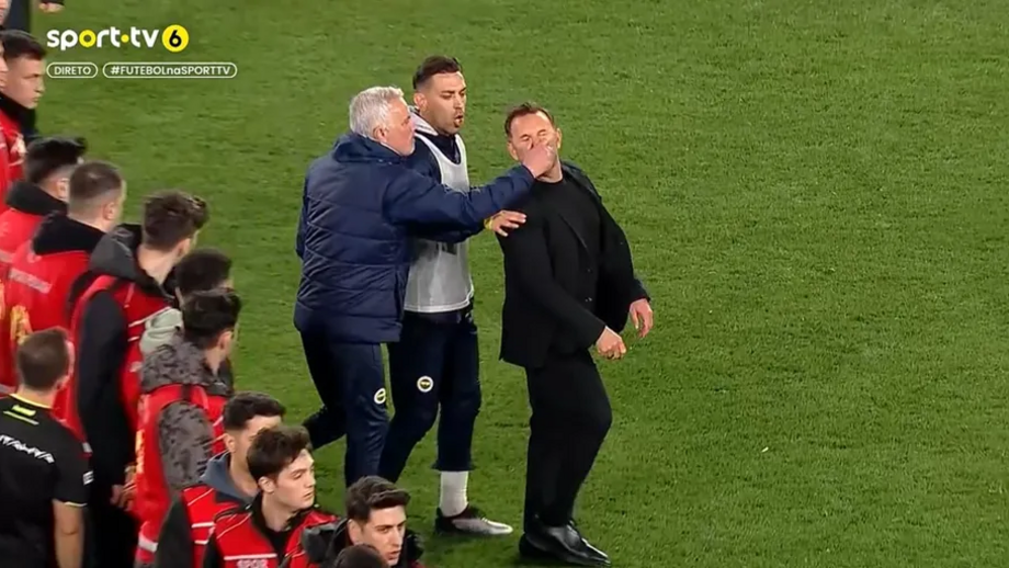 Mourinho aperta nariz do treinador do Galatasaray após ser eliminado nos 'quartos' da Taça da Turquia