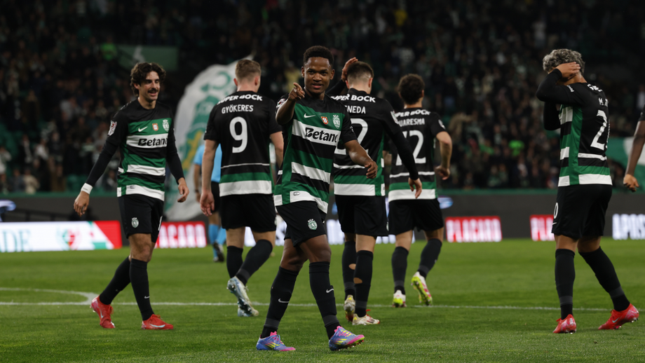 Geny Catamo celebra com a equipa o golo apontado ao Rio Ave, na primeira mão da meia-final da Taça de Portugal 2024/25