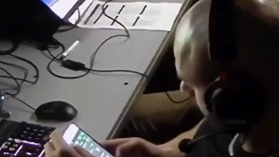 Homem escondeu imediatamente o telemóvel quando percebeu que estava a ser filmado