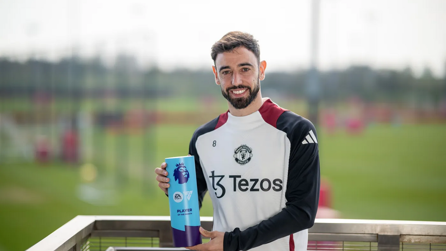 Bruno Fernandes com o prémio de melhor jogador do mês de março da Premier League