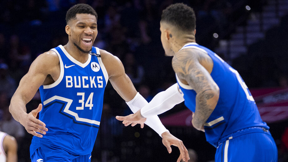 Giannis Antetokounmpo festeja com Kyle Kuzma
