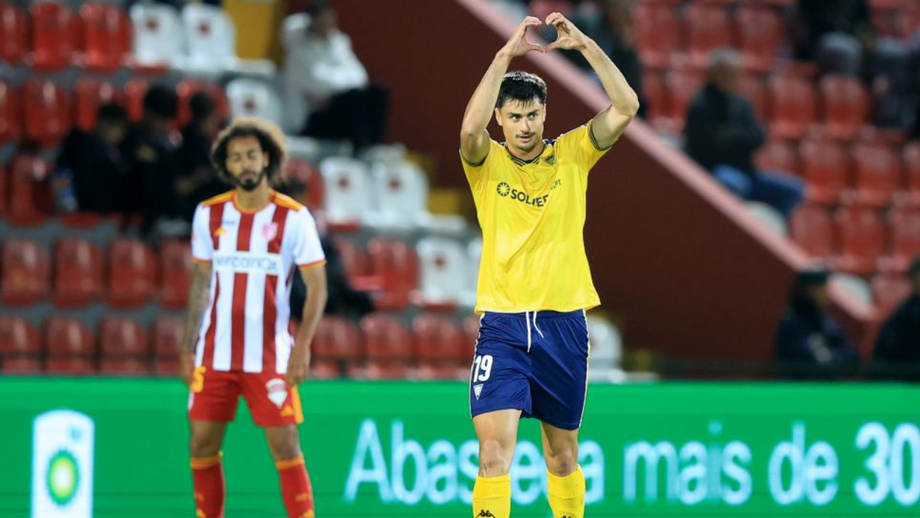 André Lacximicant (Estoril) festeja o hat-trick frente ao AVS SAD