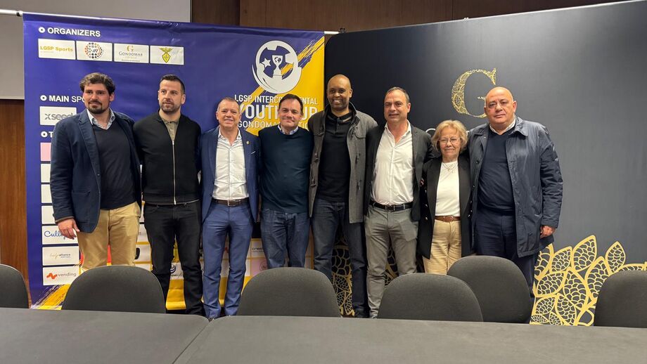 Helton esteve na conferência de apresentação