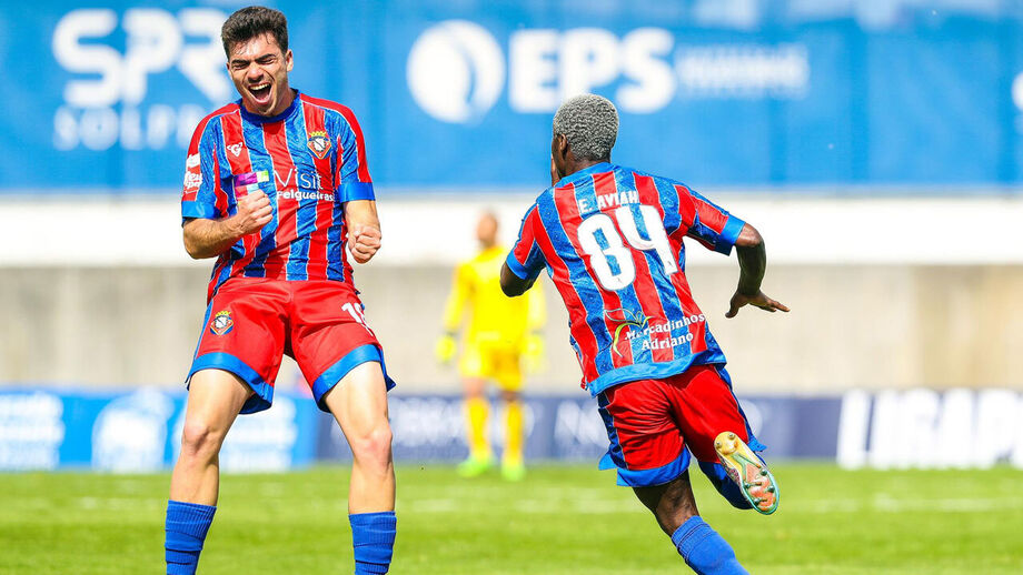 Jogadores do Felgueiras a festejar golo de Eric Gayiah aos 90'+4