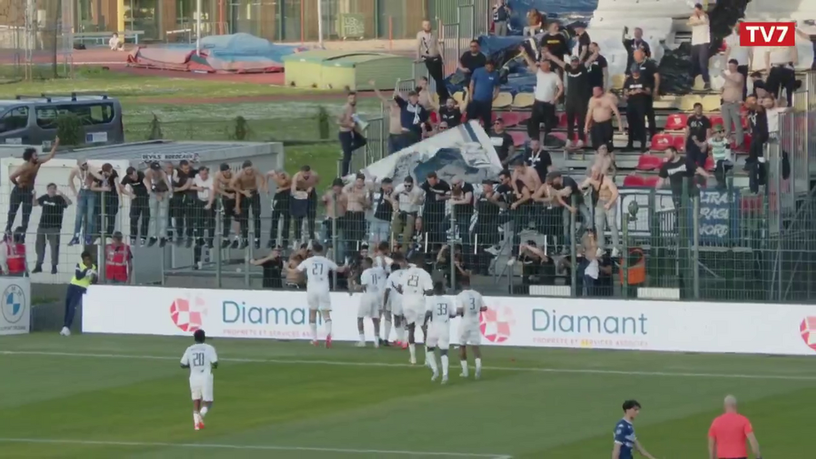 Experiente avançado inglês determinante no triunfo por 2-1 em casa do Saint-Pryve