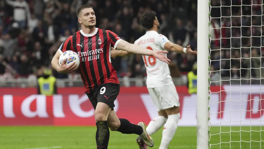 Luka Jovic celebra o golo do empate no Milan-Fiorentina