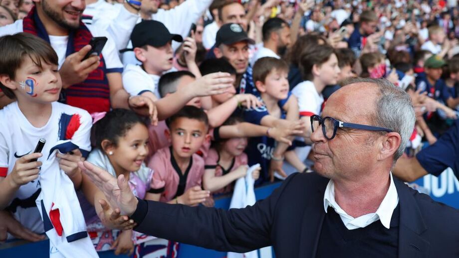 Luís Campos durante a festa de campeão do PSG