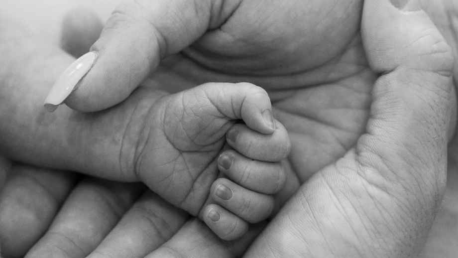 Gina Schumacher dá as boas-vindas à filha Millie com publicação nas redes sociais