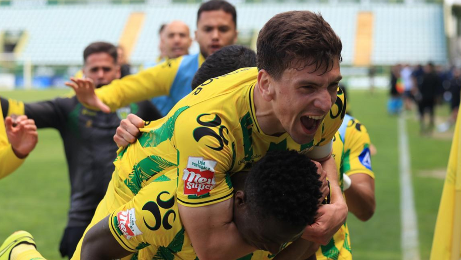 Jogadores do Tondela festejam vitória sobre o Feirense