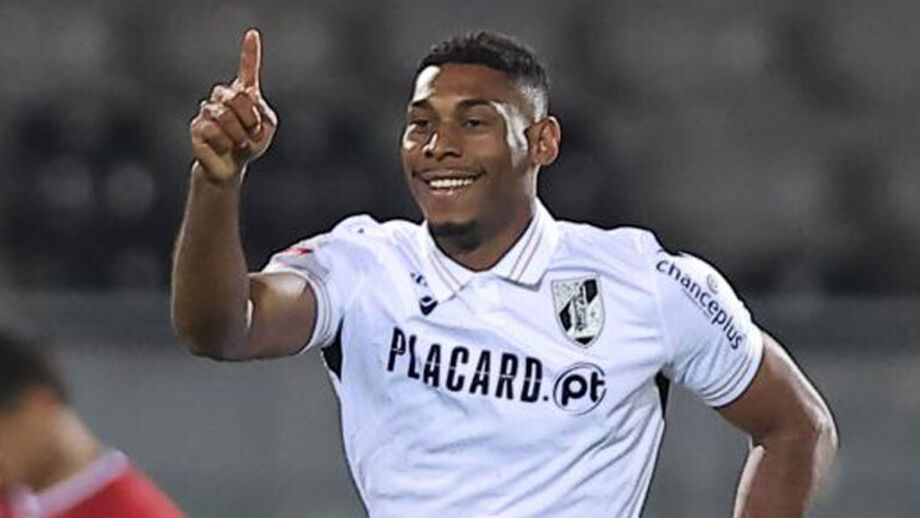 Gustavo Silva celebra mais um golo