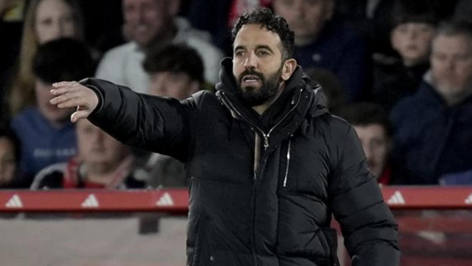 Ruben Amorim gesticula para os jogadores