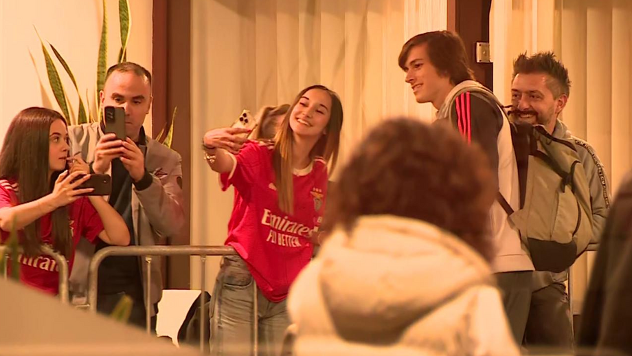 Álvaro Carreras posa para fotografia com adepta do Benfica à chegada ao hotel em Gaia