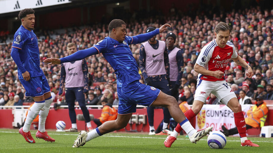 Fofana (Chelsea) numa disputa de bola com Leandro Trossard (Arsenal)