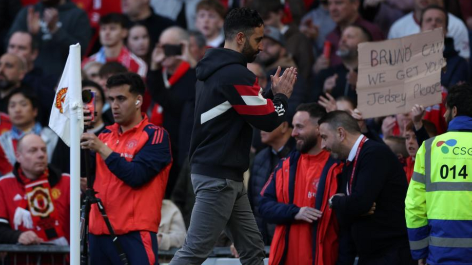 Ruben Amorim aplaude na direção dos adeptos à saída do relvado de Old Trafford