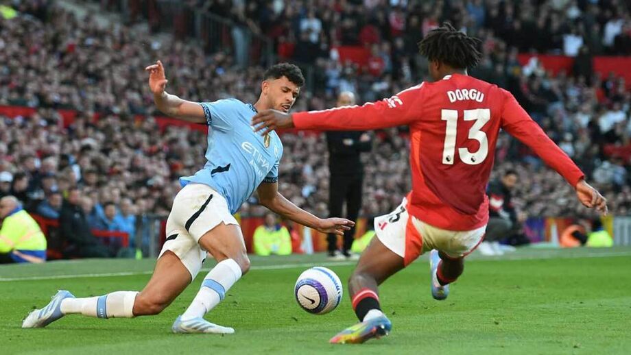 Treinador do Manchester City diz, ainda assim, que o internacional português pode ser "um bom lateral direito"