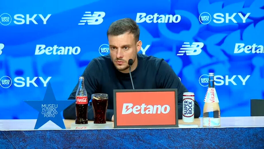 Treinador do FC Porto negou ter deixado os jogadores sozinhos no terreno de jogo após o clássico com o Benfica