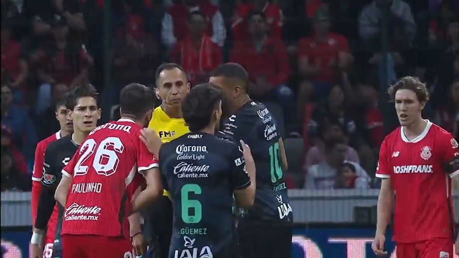 Antigo avançado de Sp. Braga e Sporting pediu ao árbitro para retirar um cartão vermelho mostrado a um adversário