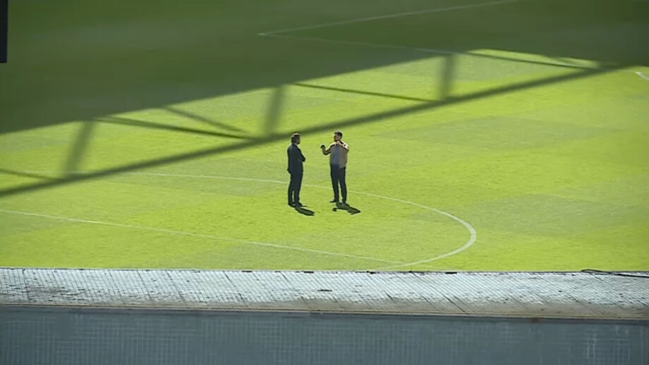 Presidente do FC Porto no centro do relvado numa manhã em que a equipa estava em estágio após goleada sofrida frente ao Benfica