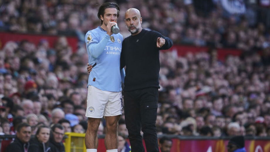 Grealish a receber indicações de Guardiola durante o dérbi com o Manchester United
