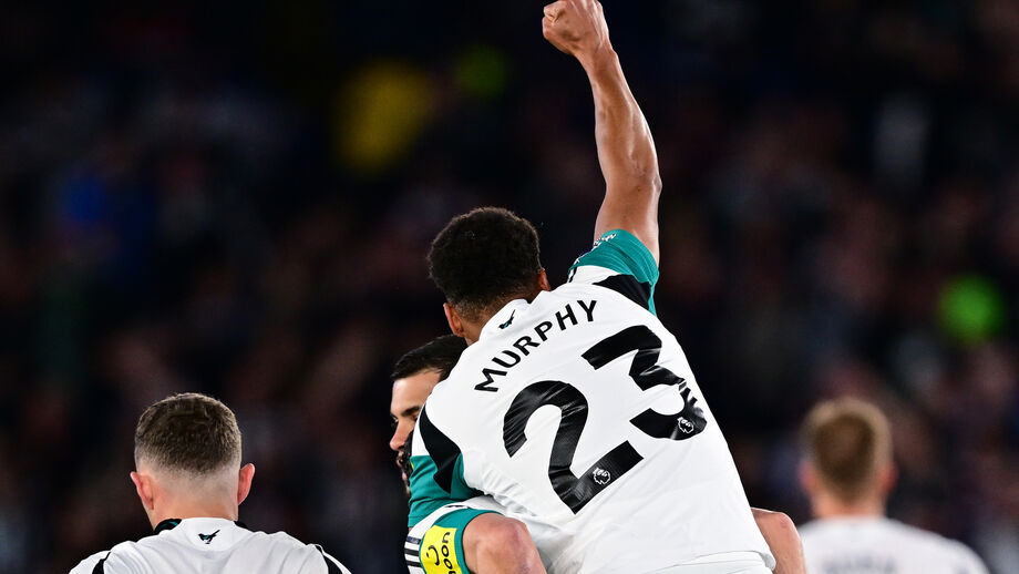 Newcastle vence Leicester por 3-0