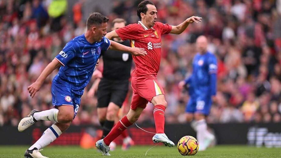 Yossi Benayoun num jogo de lendas do Liverpool