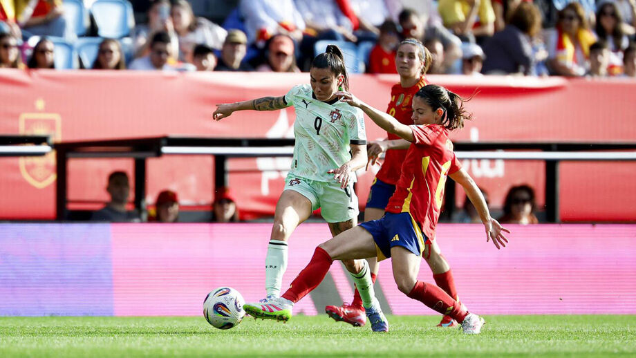 Ana Borges numa disputa de bola durante o Espanha-Portugal