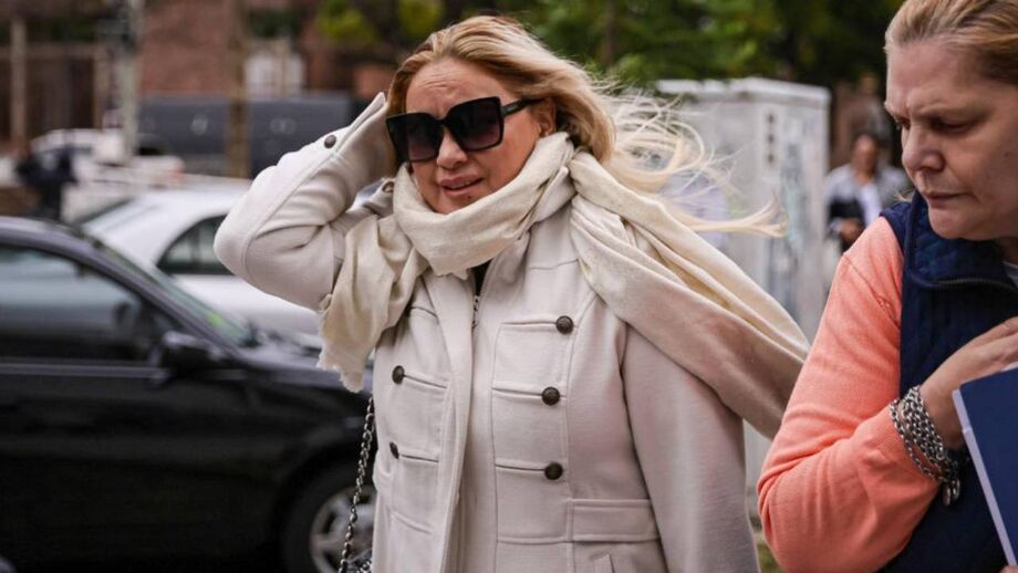 Verónica Ojeda, ex-mulher de Maradona, à saída do tribunal