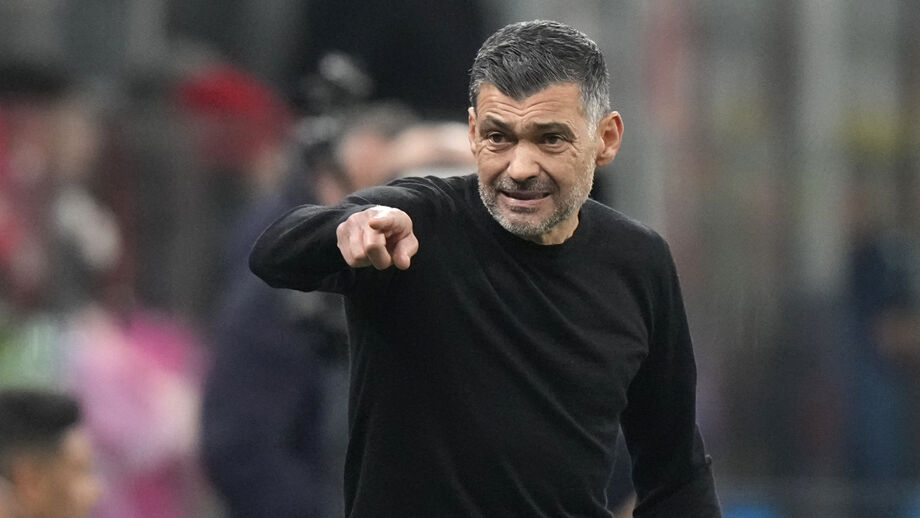 Sérgio Conceição dá instruções aos jogadores do Milan