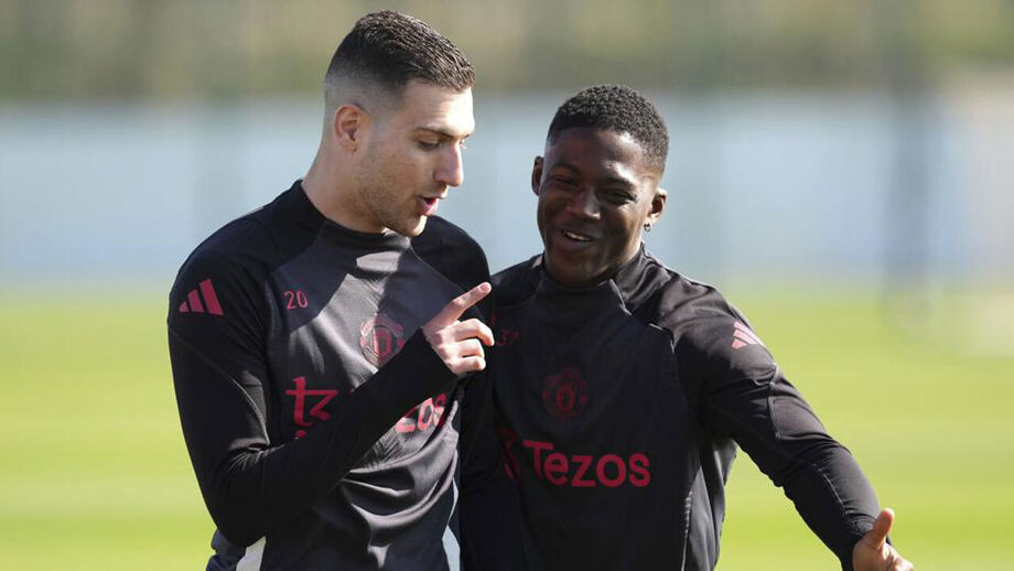 Dalot com Kobbie Mainoo no treino do United