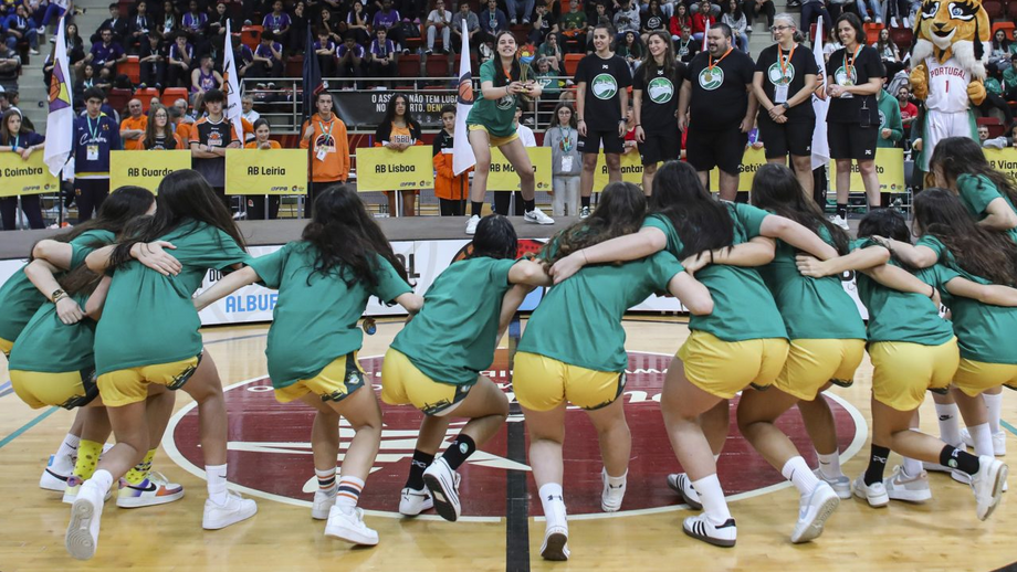 Equipa feminina de Sub-16 da AB Porto celebra conquista na Festa do Basquetebol de 2024