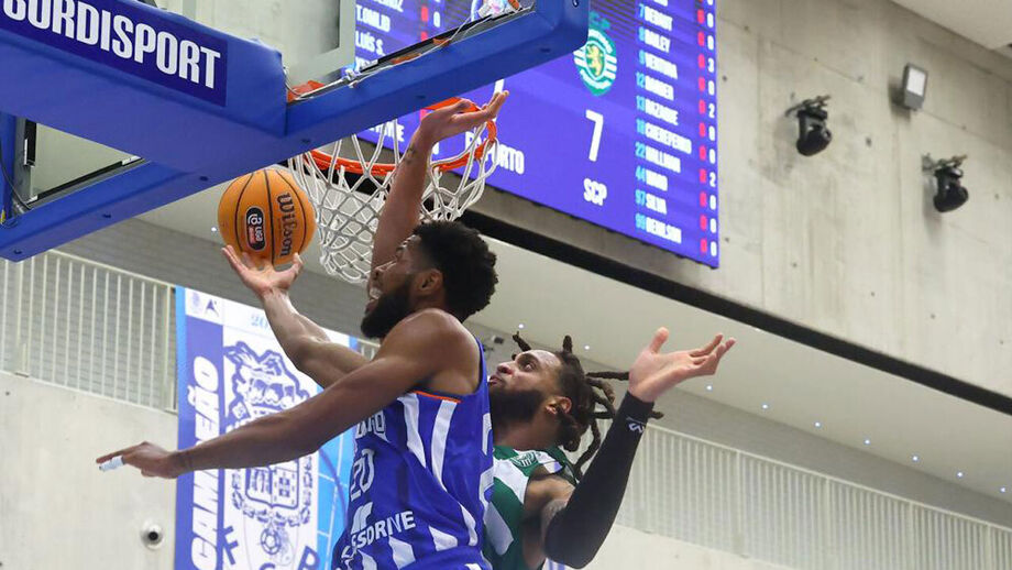 Xeyrius Williams tenta encestar