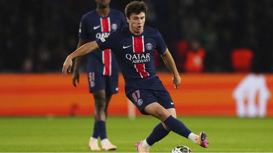 João Neves em ação pelo PSG no jogo da Champions frente ao Aston Villa