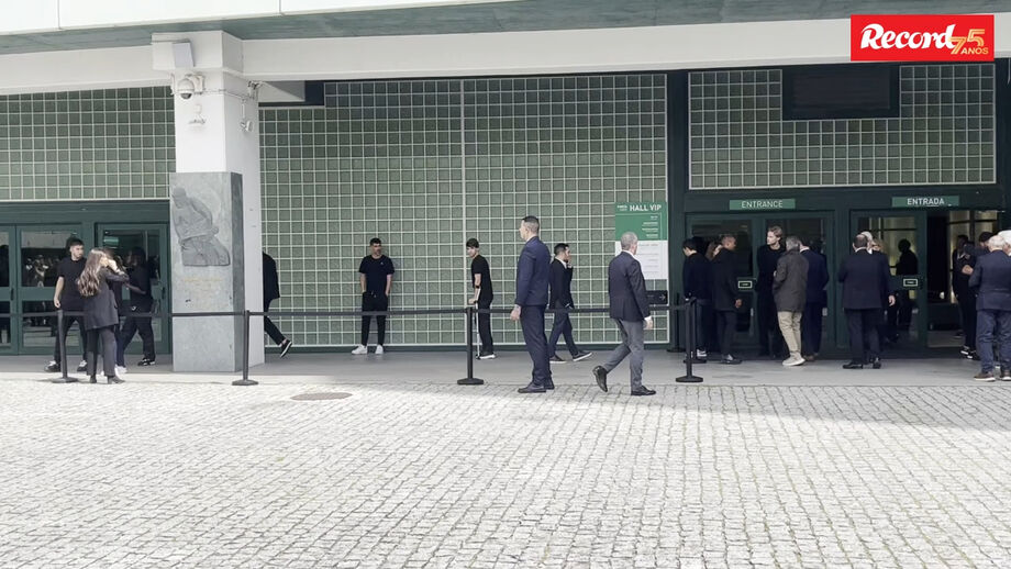 Rui Borges e alguns jogadores da equipa principal dos leões estiveram na Praça Centenário 
