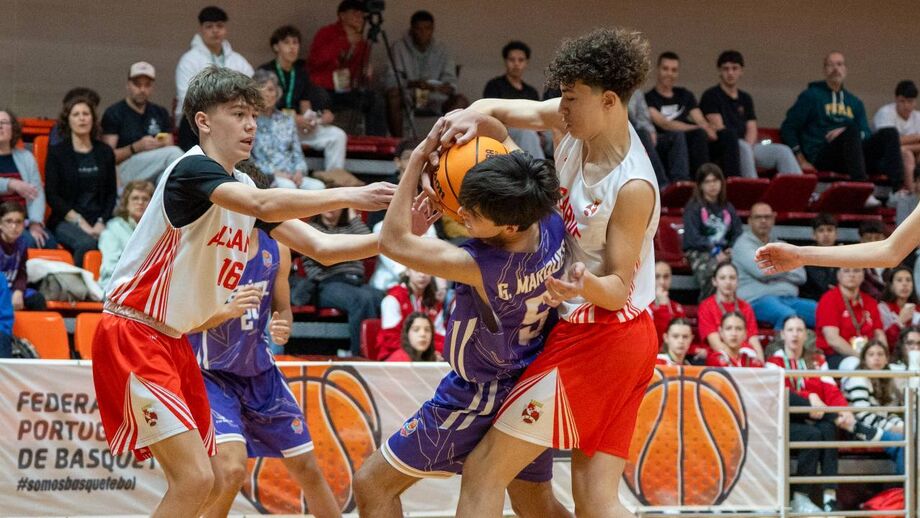 Jogadores disputam a posse de bola durante o jogo de Sub-16, entre Setúbal e Algarve, na Festa do Basquetebol 2025